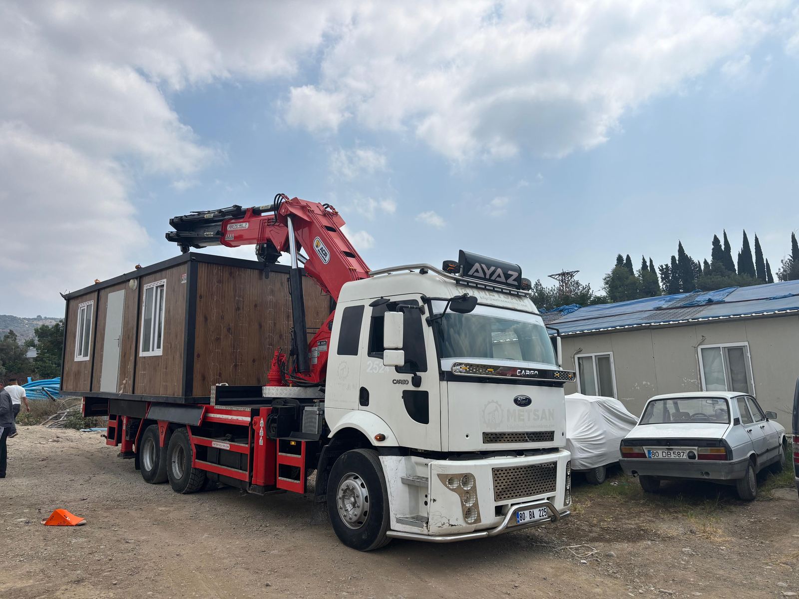 Manavgat Ayaz Vinç ACR hidrolik vinçli kamyon ile konteyner taşıma
